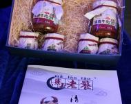 據(jù)了解，駐馬店清雅齋清真食品有限公司成立于2015年10月，是一家年輕的食品加工企業(yè)。公司位于駐馬店裝備產(chǎn)業(yè)集聚區(qū)，占地約2000平方米，擁有先進(jìn)的標(biāo)準(zhǔn)化生產(chǎn)設(shè)備和大型倉(cāng)庫(kù)。公司專注于清真類食品的研發(fā)和加工，其主打的“馬老饕”牌清真牛肉醬和牛肉條，以我市豐富的夏南牛資源為原料基地，以獨(dú)特配方和加工工藝制成，填補(bǔ)了我市該類食品加工業(yè)的空白。