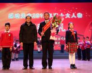 堅(jiān)持是一種精神更是一種力量，奉獻(xiàn)源自內(nèi)心對(duì)社會(huì)對(duì)他人懷有深沉的愛(ài)。十五年無(wú)償獻(xiàn)血，近7萬(wàn)毫升的獻(xiàn)血量，帶給無(wú)數(shù)人新的希望，那是生命的期盼、生命的奇跡、生命的延續(xù)、生命的輝煌。獻(xiàn)血公民——賈峰 