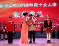 一個(gè)樸實(shí)、陽(yáng)光如鄰家小伙的帥氣青年，在危險(xiǎn)來(lái)臨之際奮不顧身?yè)湎蚧饒?chǎng)，與死神搏斗的日日夜夜仍念念不忘作為保安的職責(zé)。他的事跡感動(dòng)鵬城驛城、感動(dòng)天中、感動(dòng)大江南北。大愛(ài)真英雄，烈火中永生，柔肩擔(dān)道義，熱血鑄忠誠(chéng)。烈火忠魂——李到信