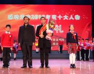 搏擊商海，創(chuàng)造本土連鎖超市的旗艦神話；回饋社會(huì)，把“愛(ài)與感恩”的理念根植于企業(yè)管理；體貼員工，讓每一個(gè)愛(ài)家人有幸福的歸屬和主人翁的驕傲。愛(ài)家屬于他，屬于每一位愛(ài)家員工，也屬于駐馬店這座城市。商海傳奇——王海周 