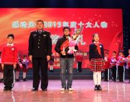甘守清貧卻大方資助別人，忠于職責(zé)卻把對(duì)親人的愛(ài)深埋在心里。扎根基層保一方平安，他是百姓心中的守護(hù)神；心系群眾為人民著想，他是鄉(xiāng)親們心貼心的好所長(zhǎng)。貼心的所長(zhǎng)不該走。貼心所長(zhǎng)——夏明臣
