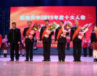 泌陽(yáng)縣公安局“8.25”特大電信詐騙案專案組困難重重渾不怕，利劍在手?jǐn)囟玖?。面?duì)復(fù)雜的金融詐騙，面對(duì)看不見(jiàn)的網(wǎng)絡(luò)黑手，他們精心布局、科學(xué)分工、縝密偵查、千里追蹤，全力挽救受害者的損失，終將特大犯罪團(tuán)伙繩之以法。泌陽(yáng)縣公安局好樣的！人民衛(wèi)士——泌陽(yáng)縣公安局“8.25”特大電信詐騙案專案組