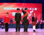 滄海橫流，方顯英雄本色。面對(duì)危險(xiǎn)義無(wú)反顧，他的從容讓人敬佩；處置事故身先士卒，他的身影讓人動(dòng)容。穿越生死為人們帶來(lái)平安，愛(ài)兵如子用生命書(shū)寫(xiě)忠誠(chéng)。消防衛(wèi)士——董英俊 