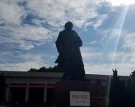 驛城區(qū)社會(huì)各界代表1000多人來(lái)到楊靖宇將軍紀(jì)念館，舉行2016年國(guó)家烈士紀(jì)念日公祭儀式，深切緬懷為民族獨(dú)立、人民解放和國(guó)家富強(qiáng)、人民幸福英勇獻(xiàn)身的革命先烈楊靖宇將軍，并為楊靖宇將軍塑像敬獻(xiàn)花籃。（圖/米山）