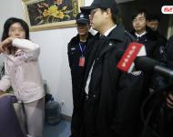 2014年1月29日，北京門頭溝法院執(zhí)行庭法官為了18名農(nóng)民工能夠順利拿到包工頭張某的欠薪，一大早便驅(qū)車趕往一直與法院“躲貓貓”的張某家，對(duì)其進(jìn)行強(qiáng)制執(zhí)行。圖為法官到張某家后，其妻稱他已幾個(gè)月沒回家。法制晚報(bào)/視覺中國