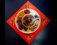 1月4日，內(nèi)蒙古呼和浩特市玉泉區(qū)清泉街社區(qū)一位老人在展示臘八粥食材。當日，呼和浩特市玉泉區(qū)清泉街社區(qū)舉辦“溫暖臘八粥 濃濃鄰里情”活動，喜迎即將到來的“臘八節(jié)”。新華社發(fā) 丁根厚 攝