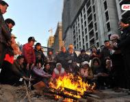 2014年3月份，100多名來自各地的建筑工人來到寧夏銀川鼎輝時(shí)代城二期項(xiàng)目工地上打工，11月2日，項(xiàng)目正式停工，但工友們一年來的血汗錢卻始終沒有下發(fā)，“光跑勞動(dòng)監(jiān)察大隊(duì)就不下10次，但每次都說已經(jīng)處理了，要我們回去等消息?！?2月31日，工友們來到銀川市公安局金鳳分局，但是打聽了一圈卻始終沒找到這起案件的負(fù)責(zé)人。又跑了一天的工友們帶著重重心事再次回到工地，升起了一堆篝火取暖。“等元旦假期一過，我們還得去要錢，要不到錢就不回家過年了！”新華社記者 彭昭之 攝