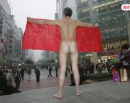 2005年11月27日，為了給癱瘓的兒子討回血汗錢，一名來自重慶市江津區(qū)的五旬老漢在解放碑鬧市裸體討薪。當(dāng)天，老漢抬著載有病兒的擔(dān)架床靠近解放碑中心，脫掉衣褲后展開事先備好的橫幅：“包工頭給我血汗錢！救兒子，救我全家！”據(jù)老人介紹，2003年7月10日他的兒子在重慶市沙坪壩某工地施工時(shí)頭部受重傷，法院判決施工方給傷者一次性傷殘補(bǔ)助金等費(fèi)用共計(jì)61萬余元。雖然官司打贏了，但施工方至今未付一分錢。