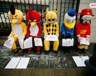 2013年1月31日，北京，“憤怒的小鳥”、“加菲貓”、“唐老鴨”和“財(cái)神爺”等5個(gè)不同的卡通人物匯聚在中央人民廣播電臺(tái)外，以靜坐的方式討薪，希望得到社會(huì)關(guān)注。據(jù)討薪隊(duì)伍負(fù)責(zé)人表示，他們5人代表31名農(nóng)民工兄弟進(jìn)京尋求社會(huì)幫助。因其2012年在河北張家口張北縣承建博天糖業(yè)、華林商廈、九鼎家具城、張北塞那都滑雪場(chǎng)四個(gè)工地消防工程工作，完工后被欠工款28萬余元，致使31名工人無錢回家過年，故想以此方式博得社會(huì)關(guān)注，幫助工友討回血汗錢。王王/視覺中國