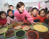 1月4日，內(nèi)蒙古呼和浩特市玉泉區(qū)清泉街社區(qū)一位老人在展示臘八粥食材。當日，呼和浩特市玉泉區(qū)清泉街社區(qū)舉辦“溫暖臘八粥 濃濃鄰里情”活動，喜迎即將到來的“臘八節(jié)”。新華社發(fā) 丁根厚 攝