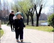 大風(fēng)過后,今日又回歸晴好天氣。不少市民來到公園踏青游玩，享受春日暖陽。