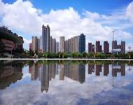 同是鋼筋水泥、矗立此地久矣、藍(lán)天白云映襯、頓覺風(fēng)光旖旎