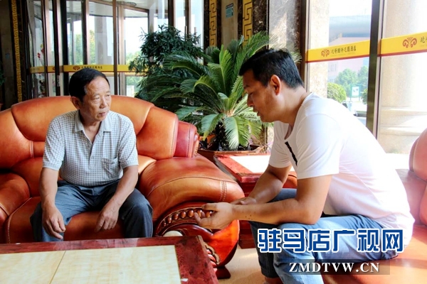 宏揚豫劇團團長楊偉與李雪太（左一）談劇情。.jpg
