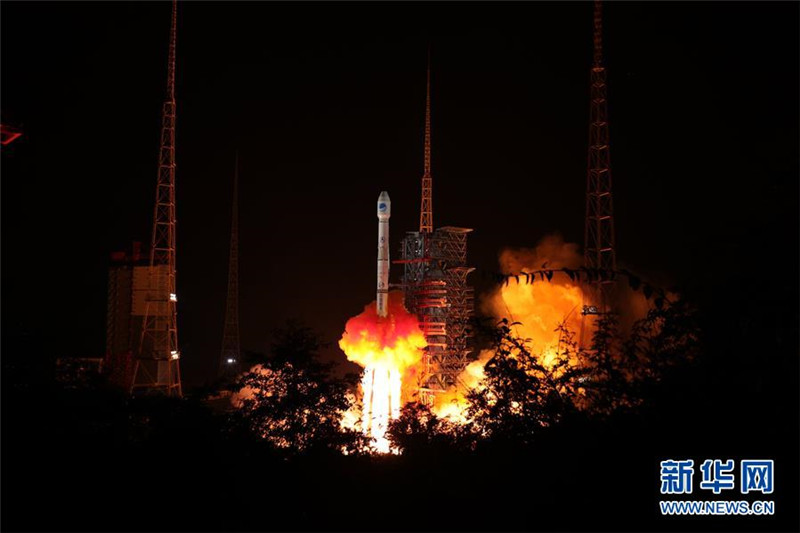 9月19日22時07分，我國在西昌衛(wèi)星發(fā)射中心用長征三號乙運載火箭（及遠征一號上面級），以“一箭雙星”方式成功發(fā)射兩顆北斗導航衛(wèi)星。 新華社發(fā)（梁珂巖 攝）