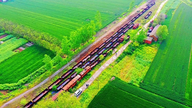 在汝南縣老君廟火車站門口的鐵軌上，一列K301/K303次列車已停靠車站近二十年。