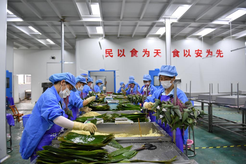 包粽子、造龍舟、收艾葉——汨羅江畔迎端午