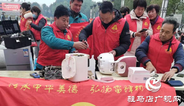 磨刀、理發(fā)、維修家電…… 駐馬店市雷鋒車隊(duì)雷鋒日學(xué)雷鋒