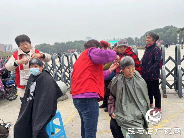 磨刀、理發(fā)、維修家電…… 駐馬店市雷鋒車隊(duì)雷鋒日學(xué)雷鋒