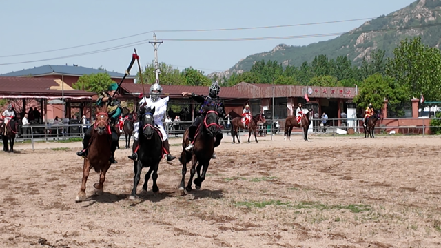 “五一”假期呼朋喚友  游山玩水騎馬露營(yíng) ——泌陽(yáng)縣下碑寺鄉(xiāng)角子山馬術(shù)文化藝術(shù)節(jié)開幕