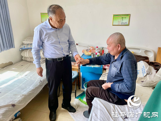 中國(guó)殘聯(lián)副主席張銀良看望殘疾人