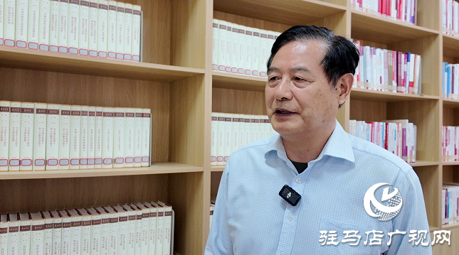 愛心捐贈(zèng) 書香傳情 ——駐馬店籍作家向黃淮學(xué)院圖書館捐贈(zèng)書籍