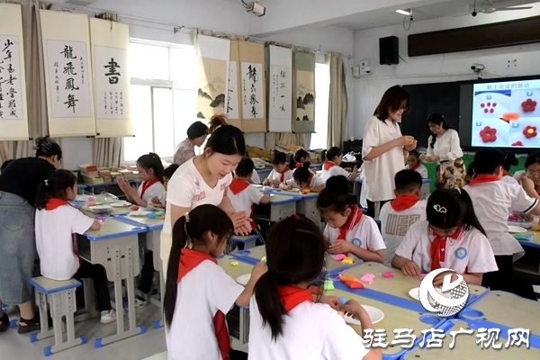 駐馬店幼兒師范高等?？茖W(xué)校赴遂平開展幫扶活動