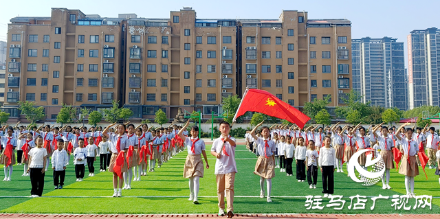 駐馬店經(jīng)濟(jì)開發(fā)區(qū)金雀路小學(xué)舉行“紅領(lǐng)巾愛祖國(guó)”新隊(duì)員入隊(duì)儀式