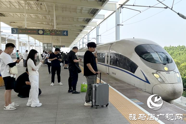 駐馬店車務(wù)段加開(kāi)37趟列車保障端午假期旅客出行
