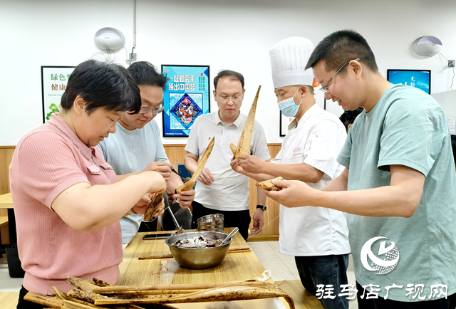 駐馬店市城鄉(xiāng)一體化示范區(qū)管委會開展“我們的節(jié)日·端午”包粽子活動