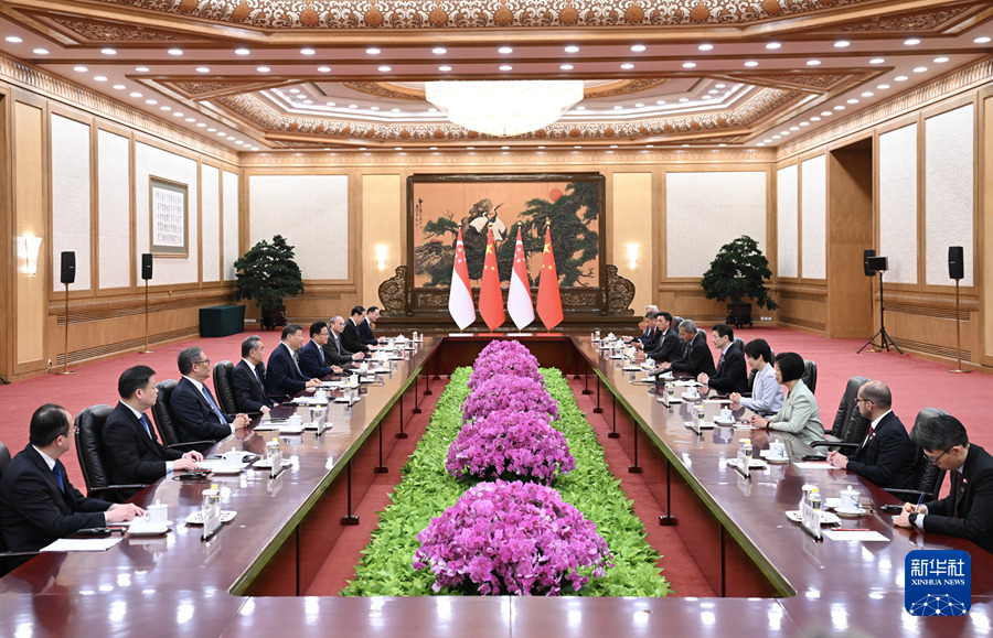 習(xí)近平會見新加坡總理黃循財