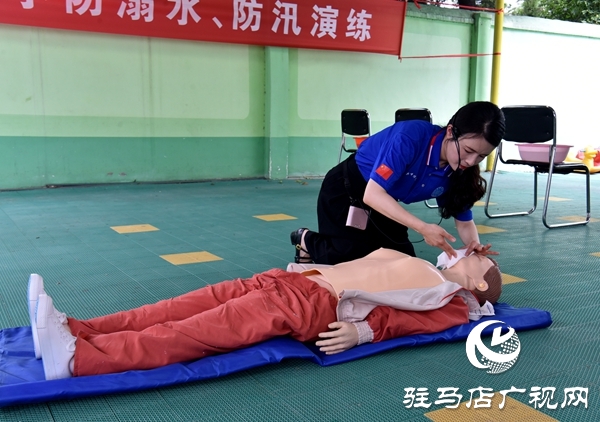 平輿縣蛟龍應(yīng)急義務(wù)救援協(xié)會走進古槐六小開展防溺水防汛安全演練活動 
