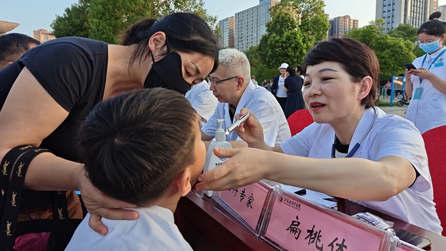 中醫(yī)藥文化夜市點亮城市夜生活，傳統(tǒng)與現(xiàn)代共譜健康新樂章