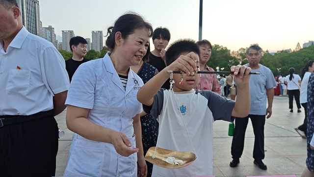 中醫(yī)藥文化夜市點亮城市夜生活，傳統(tǒng)與現(xiàn)代共譜健康新樂章