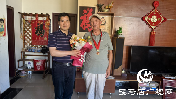  承五十載榮光 賡續(xù)新時代使命——駐馬店職業(yè)技術(shù)學(xué)院黨委書記帶隊(duì)走訪慰問“光榮在黨50年”老黨員