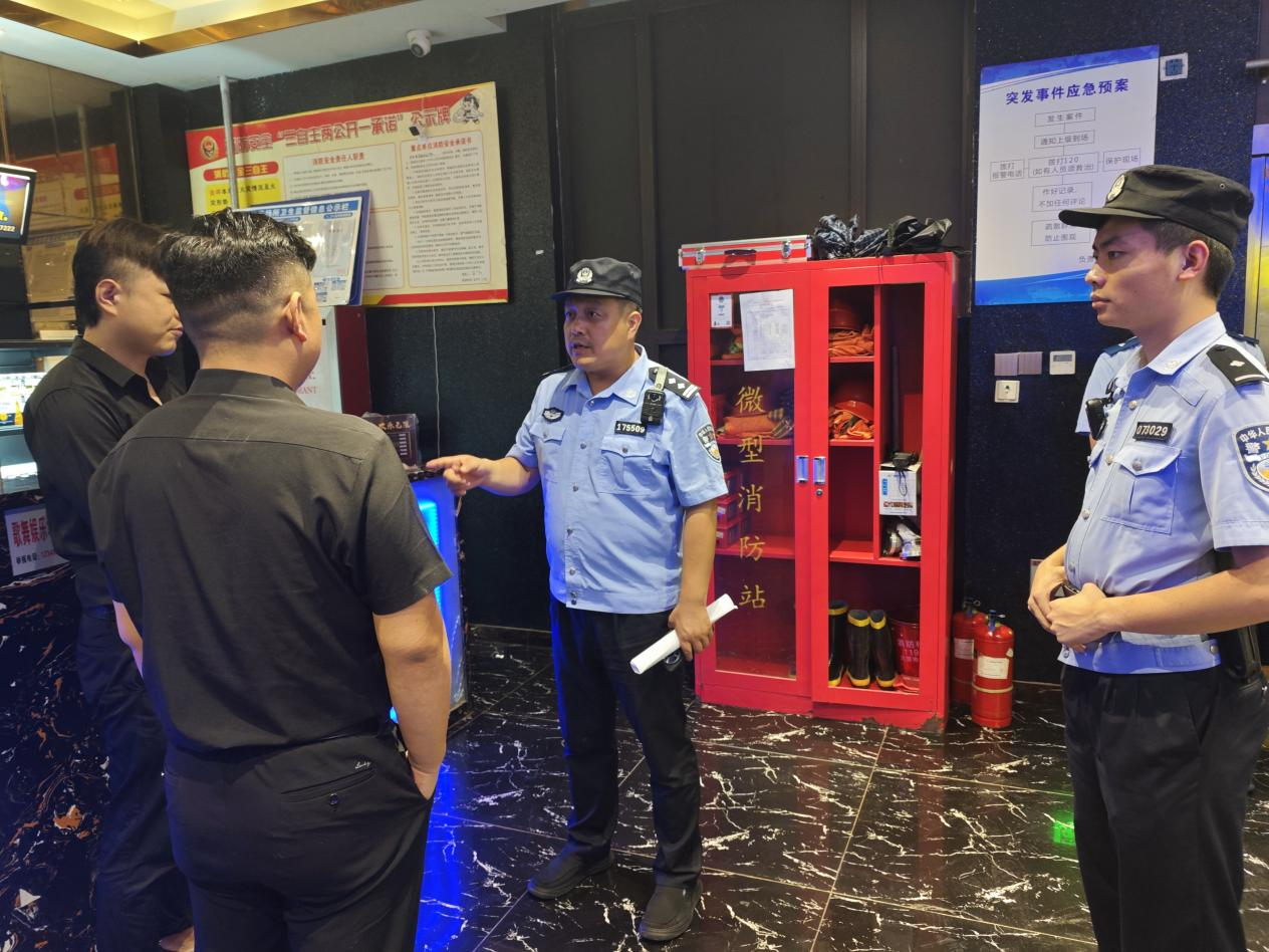 駐馬店市公安局示范區(qū)分局積極開(kāi)展夏夜清查整治行動(dòng)