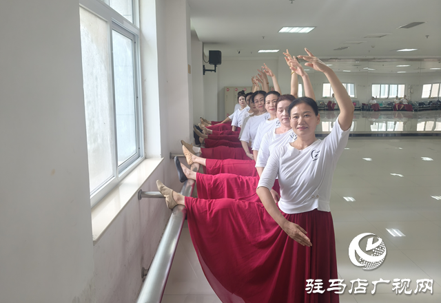 歲月不阻追夢(mèng)心！這群退休老太以舞書寫“夕陽(yáng)傳奇”
