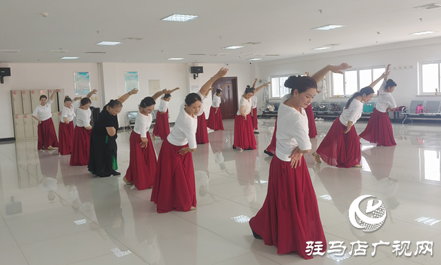 歲月不阻追夢(mèng)心！這群退休老太以舞書寫“夕陽(yáng)傳奇”