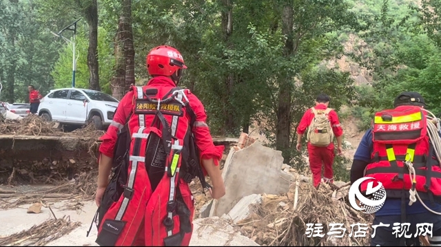 泌陽縣蛟龍救援隊在北京市懷柔區(qū)實施災(zāi)后排查搜救作業(yè)