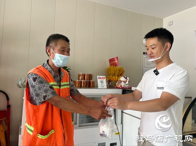 愛心商家為環(huán)衛(wèi)工人送清補涼 致敬高溫下的“城市美容師”