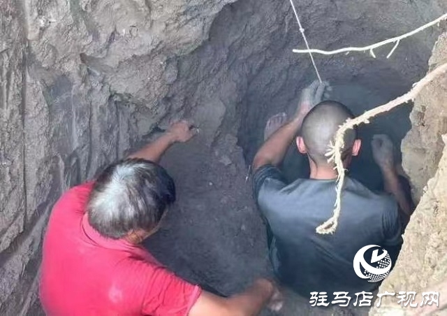 新蔡縣孫召鎮(zhèn)：第一書(shū)記李冰下井徒手清障解民憂(yōu)