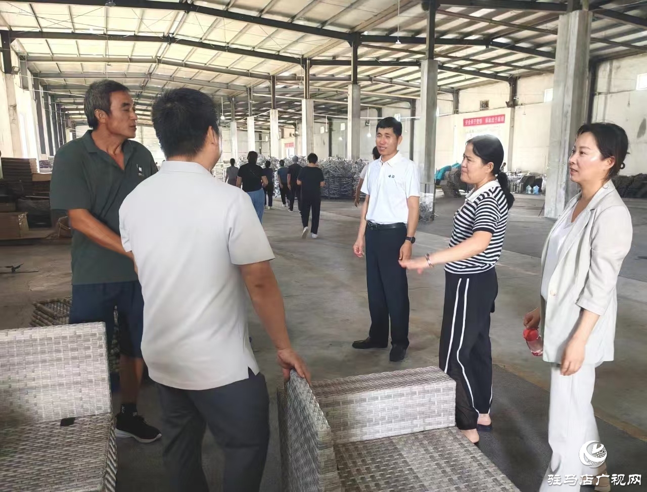 正陽縣真陽街道：人大代表赴藤編企業(yè)調研