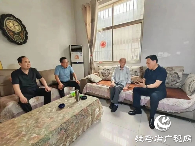 西平縣委書記侯公濤看望慰問(wèn)抗戰(zhàn)老戰(zhàn)士并發(fā)放紀(jì)念章