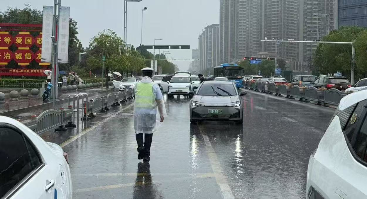 雨幕中那抹熒光綠：示范區(qū)交警堅守崗位護(hù)平安