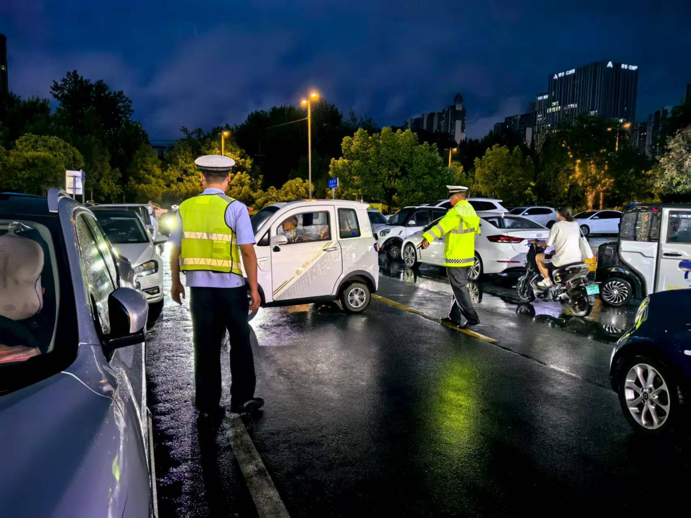 雨幕中那抹熒光綠：示范區(qū)交警堅守崗位護(hù)平安