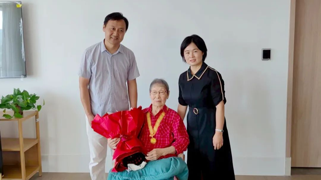 駐馬店市中心醫(yī)院赴青島慰問(wèn)醫(yī)院離休干部、抗戰(zhàn)老戰(zhàn)士楊冠秀同志并頒發(fā)“中國(guó)人民抗日戰(zhàn)爭(zhēng)勝利80周年”紀(jì)念章