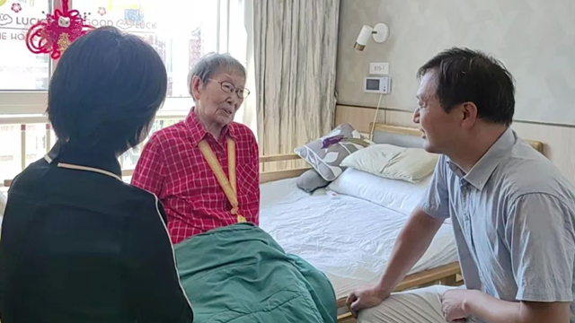 駐馬店市中心醫(yī)院赴青島慰問醫(yī)院離休干部、抗戰(zhàn)老戰(zhàn)士楊冠秀同志并頒發(fā)“中國人民抗日戰(zhàn)爭(zhēng)勝利80周年”紀(jì)念章