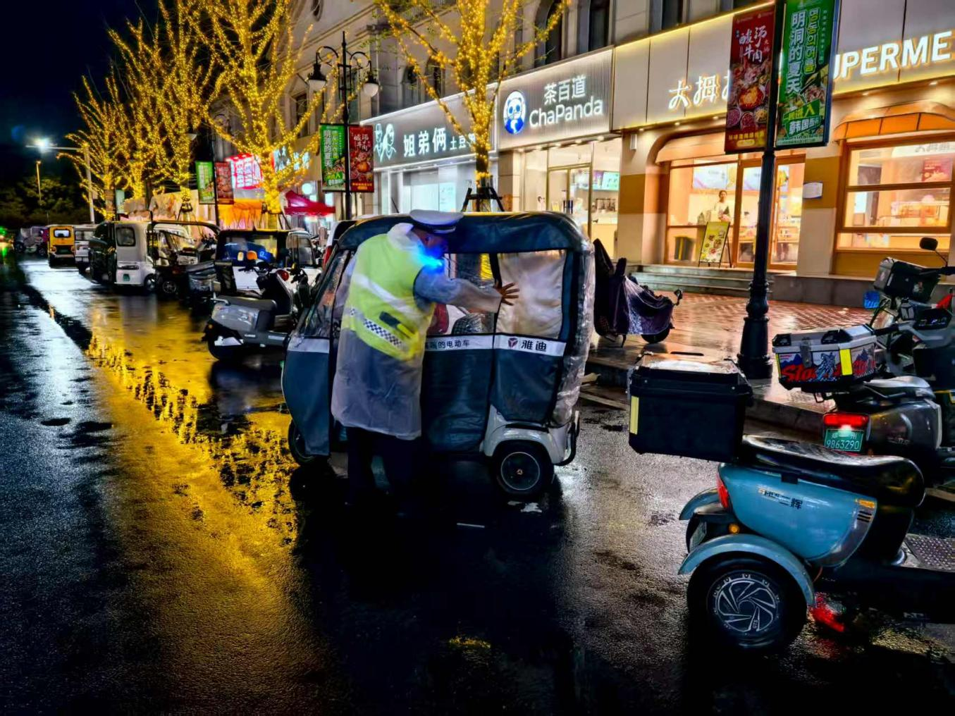 雨幕中那抹熒光綠：示范區(qū)交警堅守崗位護(hù)平安