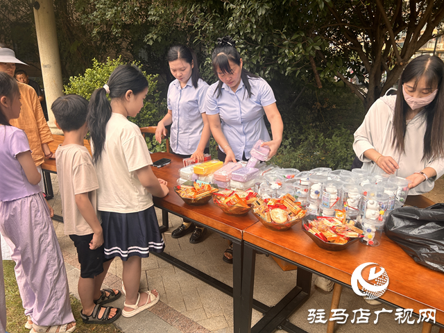 駐馬店經(jīng)濟(jì)開發(fā)區(qū)翟莊居委會攜手百合春天物業(yè)開展“暖心開學(xué)季”活動(dòng)