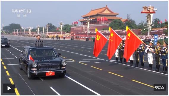 習(xí)近平以注目禮向黨旗、國(guó)旗、軍旗莊嚴(yán)致敬