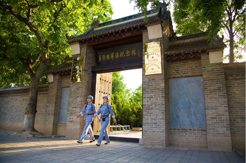 “老弟，這雙棉鞋給你穿”